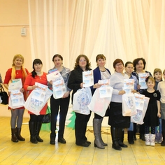 Дипломы  и книги от Челябинского отделения РДФ вручаются участникам культурно-просветительской акции « Знай наших! Читай наших!»
