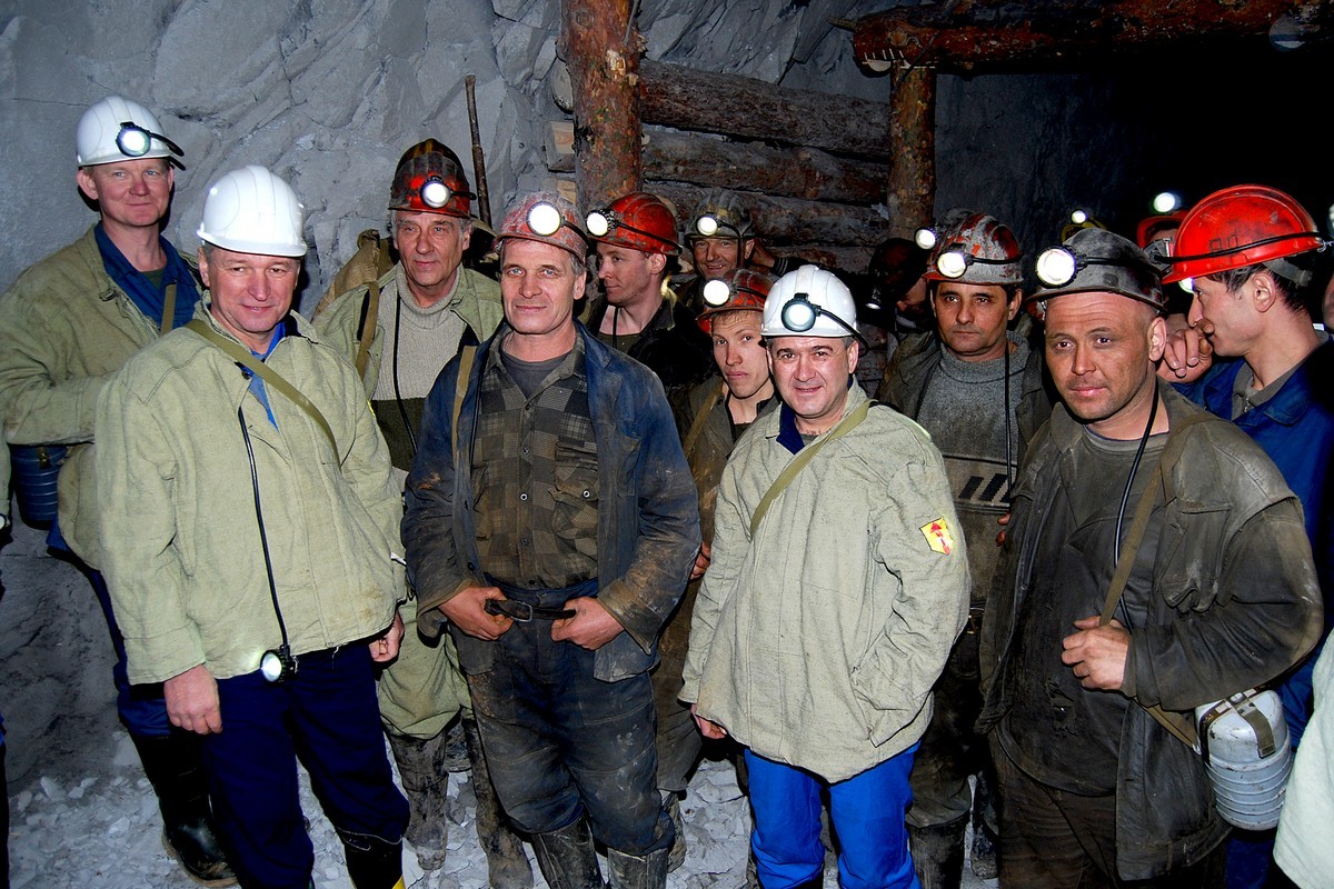 Константин Струков в шахте со своими людьми
